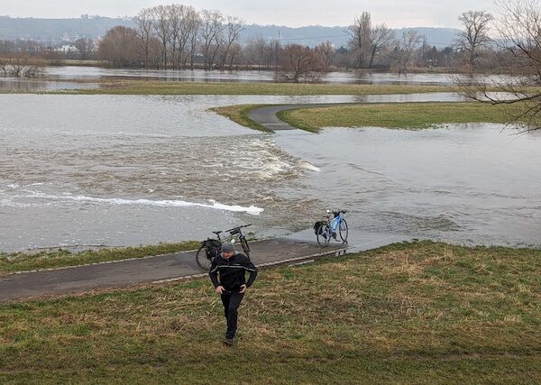 Radweg unter Wasser (Jan. 2024)